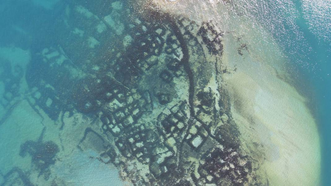 Su seviyesi azalan Van Gölü'nde korkutan görüntü 4 Su seviyesi azalan Van Gölü'nde korkutan görüntü
