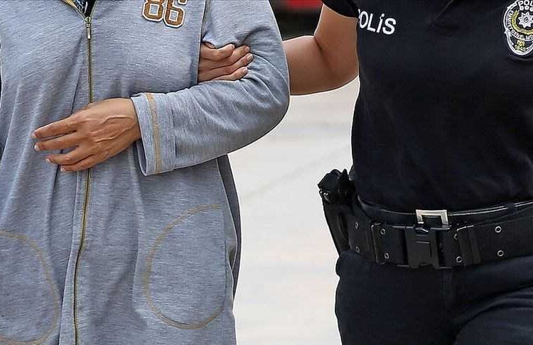 22 yıl kesinleşmiş cezası olan kadın, polis çevirmesinde yakalandı 1 22 yıl kesinleşmiş cezası olan kadın, polis çevirmesinde yakalandı