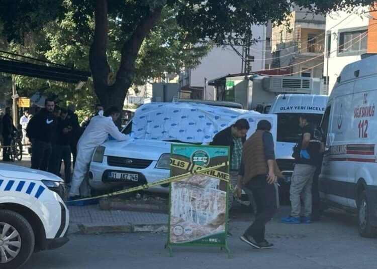 Adana'da bir kadın, nişanlanan eski sevgilisini öldürüp intihar etti 1 Adana’da bir kadın, nişanlanan eski sevgilisini öldürüp intihar etti