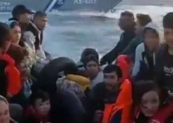 Yunanistan sahil güvenliği Ege Denizi’nde göçmen botunu batırmaya çalıştı