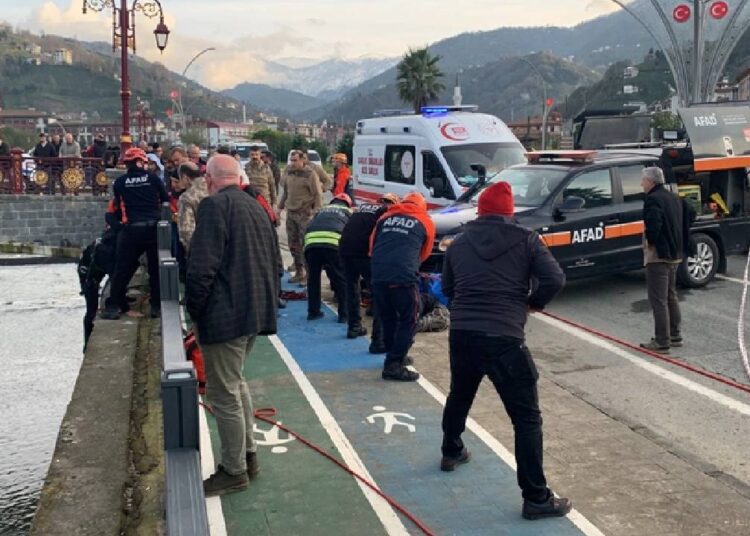 Rize’de ehliyetsiz sürücünün kullandığı servis kaza yaptı: 9’u öğrenci, 10 yaralı