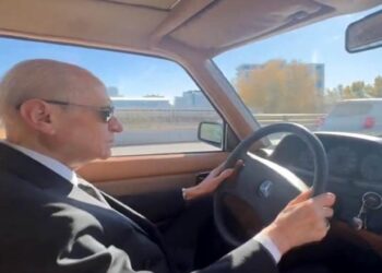 Bahçeli, direksiyon başında: Atatürk’ü en sevdiği şarkı ile andı