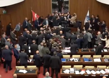 Üyeler vekillerini aratmadı! Ankara Büyükşehir Belediye Meclisi’nde söz bitti yumruklar konuştu