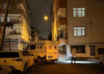 Maskeli şahıslar Bağcılar’da yol kapatıp, polise saldırdı