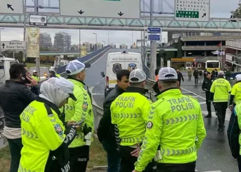 Kazaya müdahale eden trafik ekibine İETT otobüsü çarptı: 1 polis hayatını kaybetti