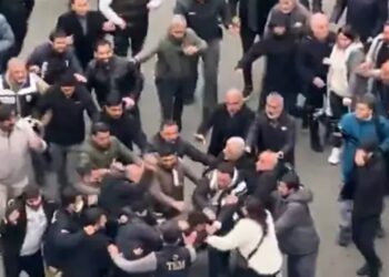Kayyım atanan Batman Belediyesi önünde meydan kavgası