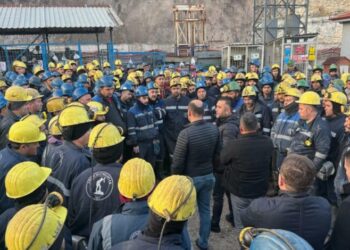 Özelleştirme karanına tepki! 500 madenci kendini yer altına kapattı