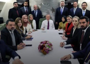 Saymaz ve Çakır arasında Cumhurbaşkanlığı uçağında gazetecilere ‘soru yasağı’ atışması