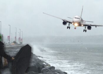 İstanbul’da şiddetli fırtına; uçaklar havada kaldı, çatılar uçtu
