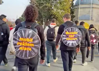 Reklam panoları sırta kadar indi