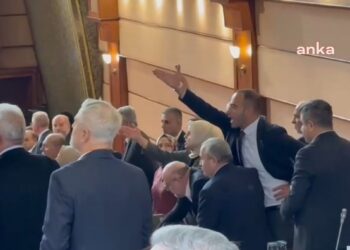 İBB Meclisi’nde kavga: CHP’li ve AK Partili üyeler birbirine girdi