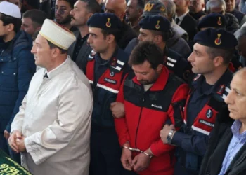 Yangında hayatını kaybeden 5 kardeşe veda! Tutuklu baba da cenazeye katıldı