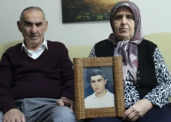 İzmirli aile, 22 yıldır kayıp oğullarını arıyor: Ömrümüzün yarısı ağlamakla geçti