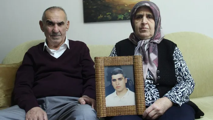 İzmirli aile, 22 yıldır kayıp oğullarını arıyor: Ömrümüzün yarısı ağlamakla geçti 1 İzmirli aile, 22 yıldır kayıp oğullarını arıyor: Ömrümüzün yarısı ağlamakla geçti