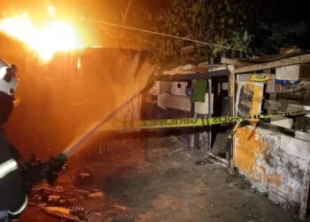 İzmir’de facia: Anne hurda toplamaya gitti, 5 kardeş yangında öldü
