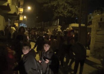 Eğitim karanlığa kaldı! Okul yolunu cep telefonu ışığı aydınlatıyor