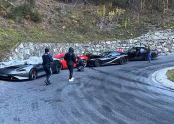 Dünyanın en pahalı trafik kazası! İki Ferrari, bir McLaren, bir Bentley 5 Dünyanın en pahalı trafik kazası! İki Ferrari, bir McLaren, bir Bentley
