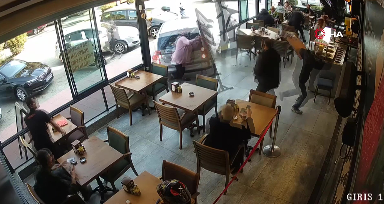 Yaşlı sürücü geri manevra yaparken kafeye daldı: 1’i ağır, 4 yaralı 2 Yaşlı sürücü geri manevra yaparken kafeye daldı: 1’i ağır, 4 yaralı