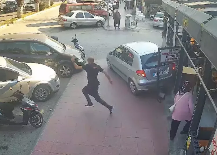 Yaşlı sürücü geri manevra yaparken kafeye daldı: 1’i ağır, 4 yaralı 1 Yaşlı sürücü geri manevra yaparken kafeye daldı: 1’i ağır, 4 yaralı