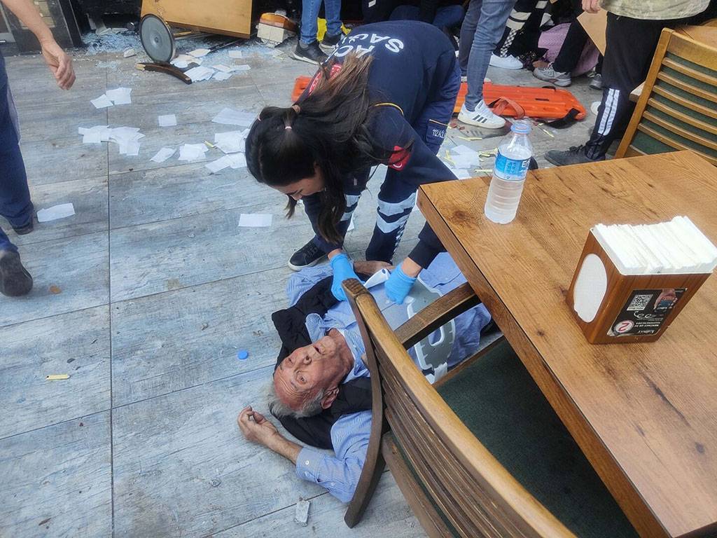 Yaşlı sürücü geri manevra yaparken kafeye daldı: 1’i ağır, 4 yaralı 4 Yaşlı sürücü geri manevra yaparken kafeye daldı: 1’i ağır, 4 yaralı