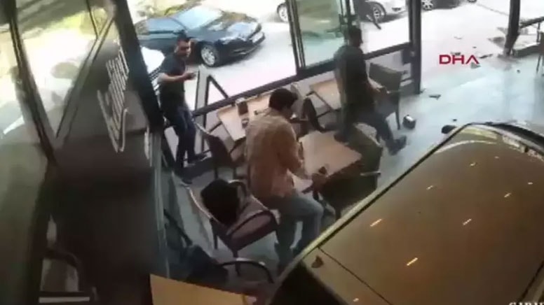 Yaşlı sürücü geri manevra yaparken kafeye daldı: 1’i ağır, 4 yaralı