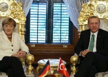 Merkel: “Erdoğan’la olan ‘altın tahtlı’ fotoğraf yüzünden AK Parti’ye yardım etmekle suçlandım”