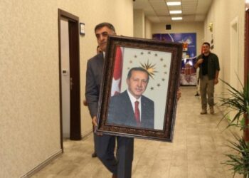Mümtaz’er Türköne yazdı l Devlet, Hükümete karşı