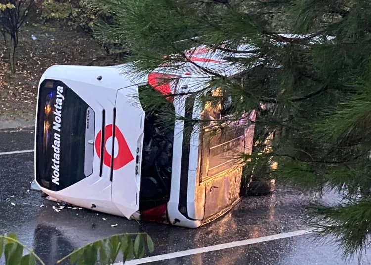 Bayrampaşa'da yolcu otobüsü devrildi: 2 ölü, 15 yaralı 1 Bayrampaşa’da yolcu otobüsü devrildi: 2 ölü, 15 yaralı