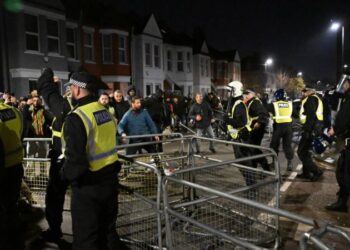 Londra’da PKK yandaşları polisle çatıştı