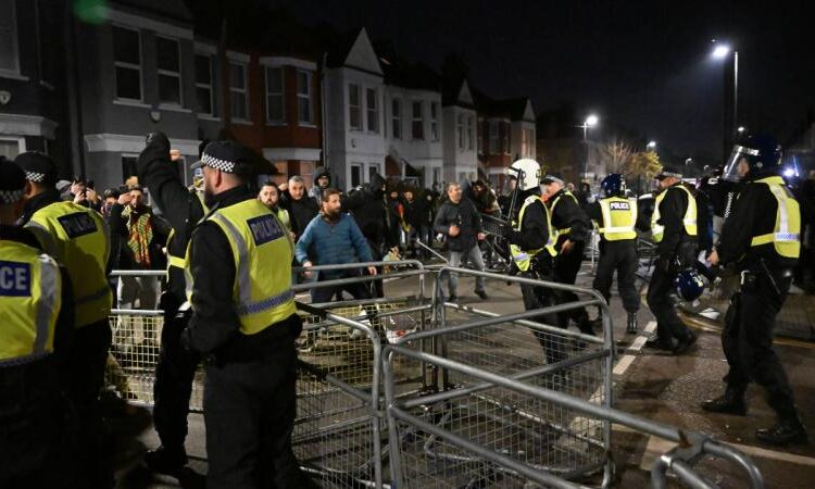 Londra’da PKK yandaşları polisle çatıştı