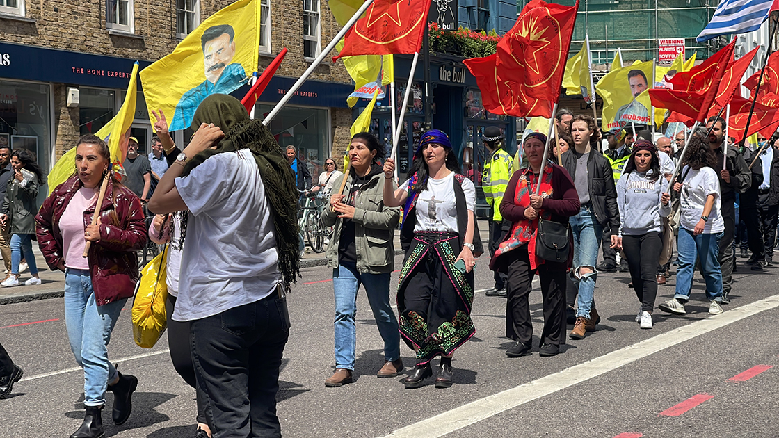 Londra'da PKK yandaşları polisle çatıştı