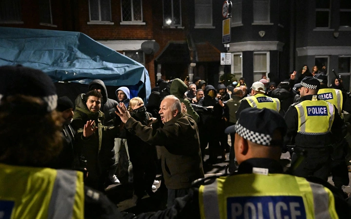 Londra'da PKK yandaşları polisle çatıştı