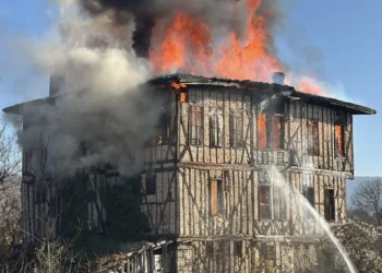Safranbolu’da 150 yıllık tarihi konak yangında kül oldu