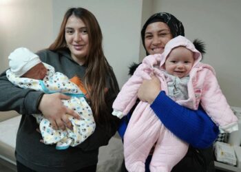 Anne ve kızı aynı anda doğum yaptı: Kardeşiyle oğlu aynı yaşta!