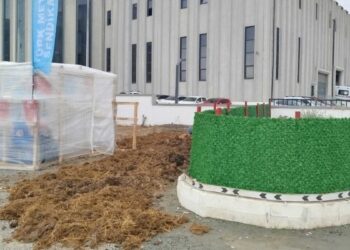 Patron, haklarını talep eden işçilerin bulunduğu alana tezek döktü