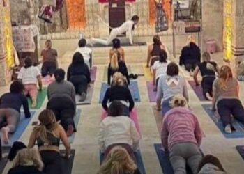 ‘Meditasyon yapacağız’ diye izin aldıkları kilisede yoga yapınca Süryaniler tepki gösterdi