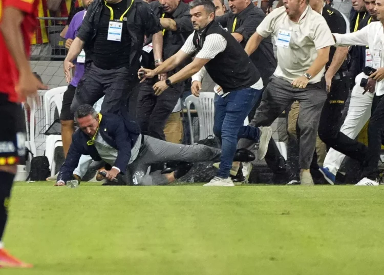 Ali Koç'a saldıran Göztepe taraftarı sanığın cezası belli oldu 1 Ali Koç’a saldıran Göztepe taraftarı sanığın cezası belli oldu