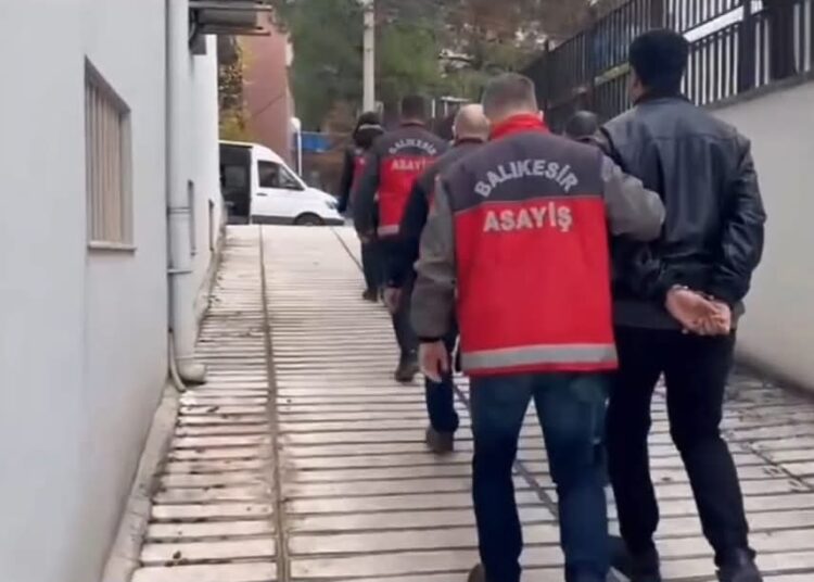 Balıkesir'de dolandırıcılar, çaldıkları arabayı sahibine geri satmaya çalışınca yakayı ele verdi 1 Balıkesir’de dolandırıcılar, çaldıkları arabayı sahibine geri satmaya çalışınca yakayı ele verdi