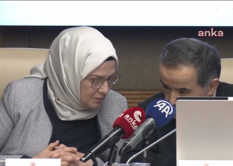 Mikrofonun açık olduğunu unuttular: TBMM komisyon başkanı ile başkanvekili, Aile Bakanını eleştirdi
