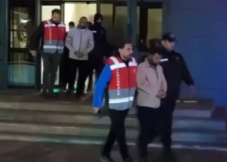 ODTÜ'lü profesör 35 milyon TL dolandırıldı: 'MİT personeliyiz' deyip, ağlayarak Gençliğe Hitabe'yi okumuşlar 1 ODTÜ’lü profesör 35 milyon TL dolandırıldı: ‘MİT personeliyiz’ deyip, ağlayarak Gençliğe Hitabe’yi okumuşlar