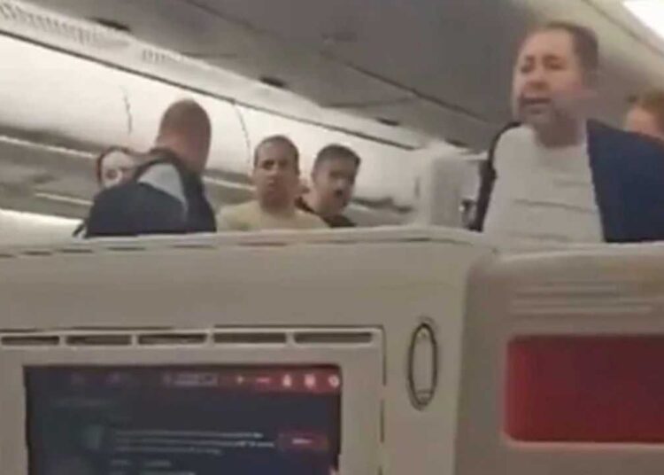 Uçakta olay çıkaran Abdülkadir Özcan, Petlas yönetiminden azledildi 1 Uçakta olay çıkaran Abdülkadir Özcan, Petlas yönetiminden azledildi