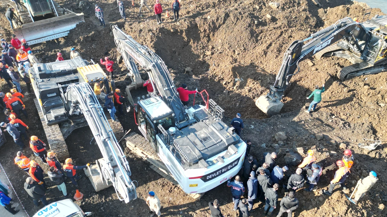 Korkulan oldu: 4 genç, heyelanda toprağın altında kalmış