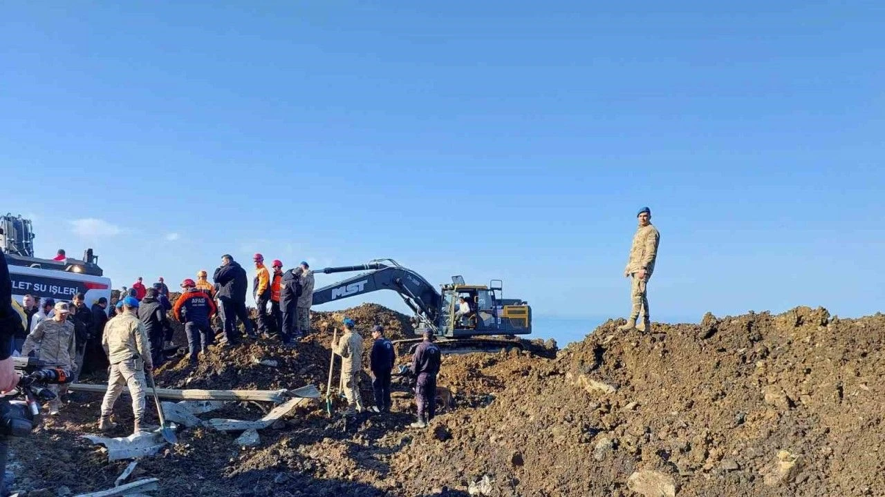 Korkulan oldu: 4 genç, heyelanda toprağın altında kalmış