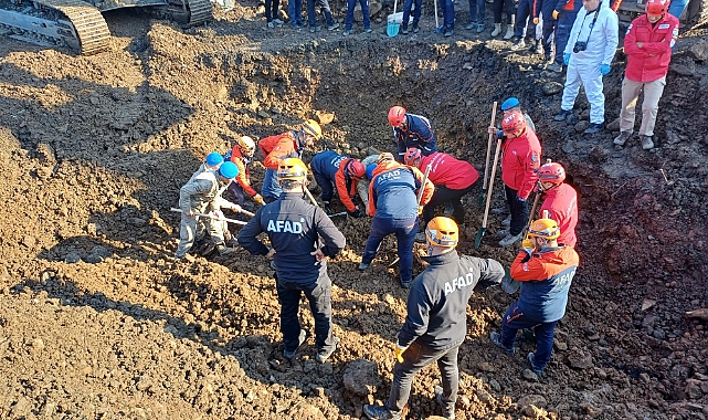 Korkulan oldu: 4 genç, heyelanda toprağın altında kalmış