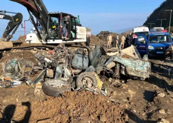 Korkulan oldu: 4 genç, heyelanda toprağın altında kalmış