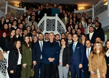 Mansur Yavaş, genç avukatlarla buluştu: Adliye binalarımız güzel ama adalet var mı?