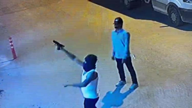 Adana'da kadın güvenliğin başına silah dayayarak rehin alan şahıs uzman çavuş çıktı 2 Adana'da kadın güvenliğin başına silah dayayarak rehin alan şahıs uzman çavuş çıktı