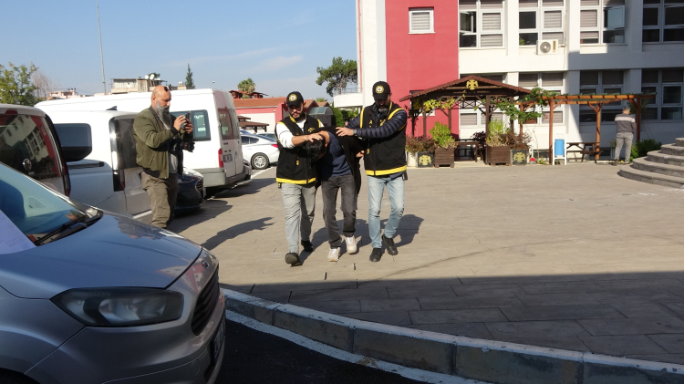 Adana'da kadın güvenliğin başına silah dayayarak rehin alan şahıs uzman çavuş çıktı 3 Adana'da kadın güvenliğin başına silah dayayarak rehin alan şahıs uzman çavuş çıktı