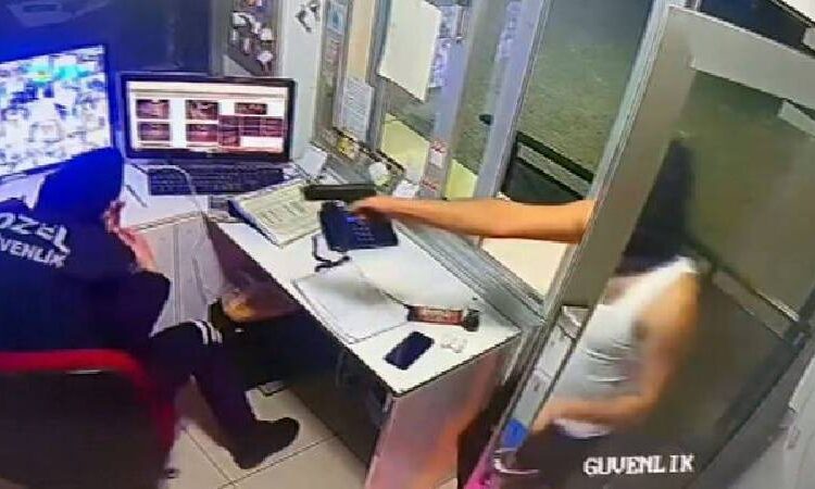 Adana'da kadın güvenliğin başına silah dayayarak rehin alan şahıs uzman çavuş çıktı 1 Adana’da kadın güvenliğin başına silah dayayarak rehin alan şahıs uzman çavuş çıktı