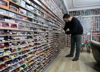 33 yılda 13 bin minyatür araba biriktirdi